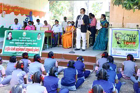 பெண் குழந்தைகள் பாதுகாப்பு தின விழிப்புணா்வு உறுதிமொழி ஏற்பு