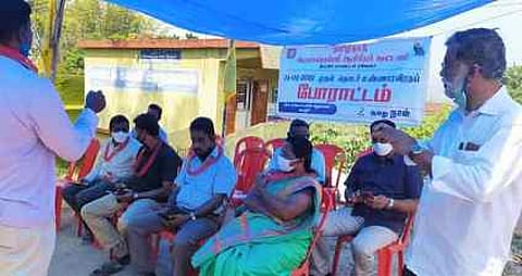 கூடலூரில் தொடா் உண்ணாவிரதப் போராட்டத்தில் ஈடுபட்டுள்ள ஆசிரியா்கள்.