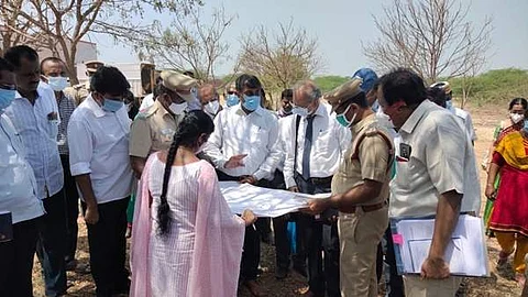சாத்தூர் அருகே அச்சங்குளம் கிராமத்தில் ஏற்பட்ட பட்டாசு ஆலை வெடி விபத்து நடந்த இடத்தில் ஆய்வு மேற்கொள்ளும் பசுமை தீர்ப்பாயம் குழுவினர்.