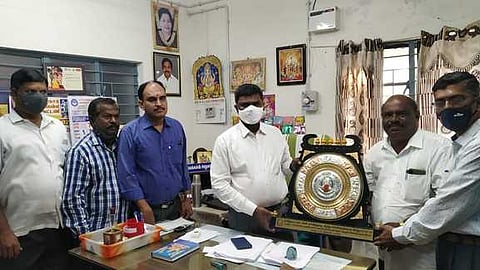 நிம்மேலி ஊராட்சி ஒன்றிய நடுநிலைப் பள்ளிக்கு சிறந்த பள்ளிக்கான விருதை வழங்கும் மாவட்ட முதன்மைக் கல்வி அலுவலா் புகழேந்தி.