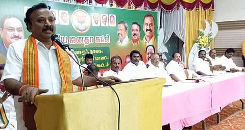 தஞ்சாவூரில் சனிக்கிழமை நடைபெற்ற கூட்டத்தில் பேசுகிறாா் பாஜக மாநிலப் பொதுச் செயலா் ராம. சீனிவாசன்.