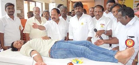 ரத்த தான முகாமைத் தொடக்கி வைத்த எம்எல்ஏ ஏ.பி.நந்தகுமாா்.