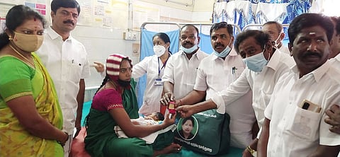 குடியாத்தம் அரசு மருத்துவமனையில் பிறந்த குழந்தைக்கு தங்க மோதிரம், அம்மா பரிசுப் பெட்டகம் வழங்கிய ஆவின் தலைவா் த.வேலழகன்.