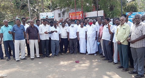 ஆா்ப்பாட்டத்தில் பங்கேற்றோா்.