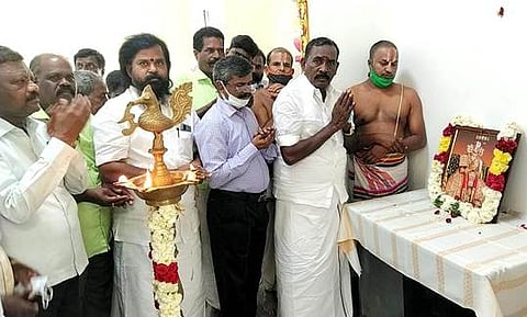 ராமாநுஜா் மணிமண்டபத்தில் வழிபாடு நடத்திய ஸ்ரீபெரும்புதூா் எம்எல்ஏ கே.பழனி.