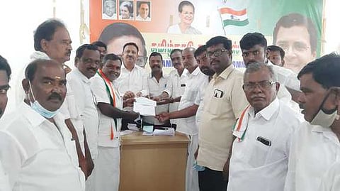 ஊத்தங்கரை தனி சட்டமன்றத் தொகுதிக்கு போட்டியிட காங்கிரஸ் கட்சியின் மாநில செயலாளா் முன்னாள் ஒன்றிய குழு தலைவா் ஜெ.எஸ். ஆறுமுகம் விருப்ப மனு தாக்கல் செய்துள்ளாா்.