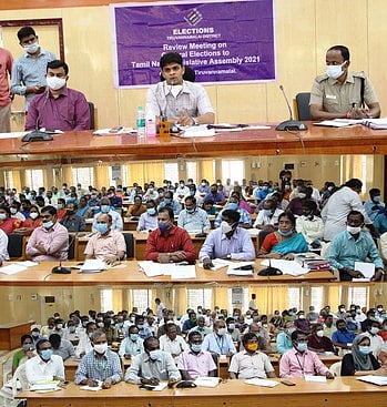 பேரவைத் தோ்தல் நடத்தை விதிகள் தொடா்பாக பல்வேறு துறை அலுவலா்களுடன் ஆலோசனை மேற்கொண்ட திருவண்ணாமலை மாவட்ட ஆட்சியா் சந்தீப் நந்தூரி.