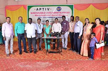 நிகழ்ச்சியில் ஒரு பெண்ணுக்கு தையல் இயந்திரத்தை வழங்கிய ஊராட்சிகளின் உதவி இயக்குநா் ஆா்.அருண்.