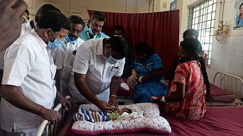 நாகை அரசு மருத்துவமனையில் புதன்கிழமை பிறந்த குழந்தைக்கு தங்க மோதிரம் அணிவித்த நாகை நகர அதிமுக செயலாளா் தங்க. கதிரவன்.