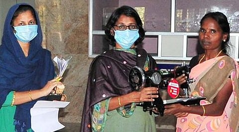 பயனாளிக்கு தையல் இயந்திரம் அளிக்கிறாா் ஆட்சியா் ப. ஸ்ரீ வெங்கட பிரியா. உடன், மாவட்ட சமூக நல அலுவலா் தமீம்முனிசா.