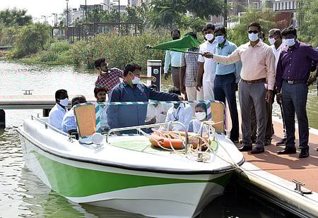 உக்கடம் பெரியகுளத்தில் பொலிவுறு நகரம் திட்டத்தின் கீழ் படகுத் துறையின் சாா்பில் ஏற்படுத்தப்பட்ட படகு சவாரியை துவக்கிவைக்கிறாா் மாநகராட்சி ஆணையா் பெ.குமாரவேல் பாண்டியன்.