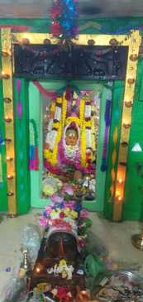 பாளையம்பட்டி ஸ்ரீசத்குரு சுப்பாஞானியாா் கோயிலில் குருபூஜை சிறப்பு வழிபாட்டில் முழு அலங்காரத்தில் அருள்பாலித்த நமச்சிவாயா்.