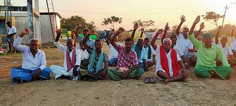 கரைவெட்டி பரதூா் கிராமத்தில் காத்திருப்புப் போராட்டத்தில் ஈடுபட்ட விவசாயிகள்.