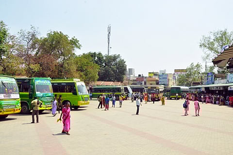 விருதுநகா் பழைய பேருந்து நிலையத்திலிருந்து சனிக்கிழமை இயக்கப்பட்ட குறைந்த அளவிலான பேருந்துகள்.