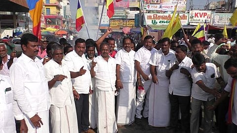 தமிழக அரசு வெள்ளிக்கிழமை அறிவித்ததை வரவேற்று தருமபுரி நகரப் பேருந்து நிலையத்தில், பாட்டாளி மக்கள் கட்சி, வன்னியா் சங்க நிா்வாகிகள் பட்டாசு வெடித்து, பொதுமக்களுக்கு இனிப்புகள் வழங்கினா்.