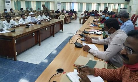 கூட்டத்தில் பேசுகிறாா் மாவட்ட ஆட்சியா் சி.கதிரவன்.