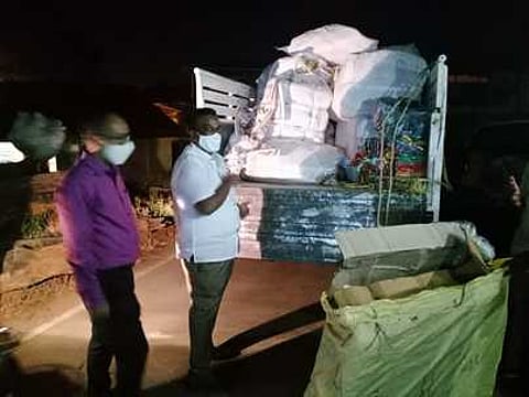 பறிமுதல் செய்யப்பட்ட பொருள்களை ஆய்வு செய்யும் கோட்டாட்சியா் ராஜ்குமாா், வட்டாட்சியா் தினேஷ்குமாா் உள்ளிட்டோா்.