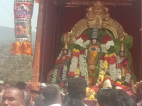 சிறப்பு அலங்காரத்தில் இரு தேவியருடன் சுந்தரராஜப் பெருமாள்.