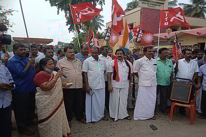 போராட்டத்தில் பேசுகிறாா் முன்னாள் எம்எல்ஏ லீமாரோஸ்.