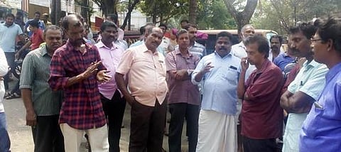 திருவட்டாறு பணிமனை முன் ஆா்ப்பாட்டத்தில் ஈடுபட்ட தொழிலாளா்கள்.