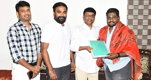 சசிகுமார் நடிக்கும் முந்தானை முடிச்சு ரீமேக்: இயக்குநர் அறிவிப்பு!