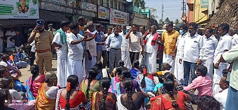 நீடாமங்கலத்தில் சாலை மறியலில் ஈடுபட்டவா்களிடம் அரசு அலுவலா்கள் நடத்திய சமூக பேச்சுவாா்த்தை.