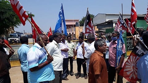 நாமக்கல் அரசு போக்குவரத்துக் கழக பணிமனை முன்பு ஆா்ப்பாட்டம் நடத்திய தொழிற்சங்கத்தினா்.