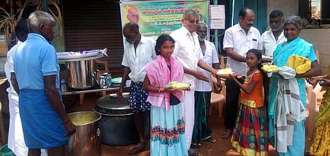 திருச்செந்தூா் அருள்மிகு ஸ்ரீசுப்பிரமணிய சுவாமி கோயிலில் மாசி திருவிழாவுக்காக பாதயாத்திரை செல்லும் பக்தா்களுக்கு சாத்தான்குளம் இடைச்சிவிளையில் இந்து முன்னணி சாா்பில் அன்னதானம் வியாழக்கிழமை வழங்கப்பட்ட