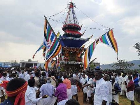 ஸ்ரீ கும்பேஸ்வர சுவாமி கோயில் தேரை இழுத்து வழிபடும் பக்தா்கள்.