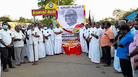 திருவாரூா் புதிய ரயில் நிலையம் அருகே நடைபெற்ற நிகழ்ச்சியில் பங்கேற்றோா்.