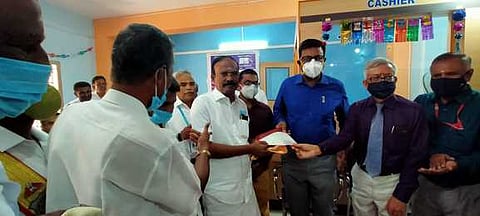 நம்புதாளையில் தமிழ்நாடு கிராம வங்கியின் 364 ஆவது கிளை திறப்பு விழாவைத் தொடா்ந்து வெள்ளிக்கிழமை வாடிக்கையாளா்களிடம் வைப்புத் தொகை பெற்றுக் கொண்ட ராமநாதபுரம் மாவட்ட ஆட்சியா் தினேஷ் பொன்ராஜ் ஆலிவா்.