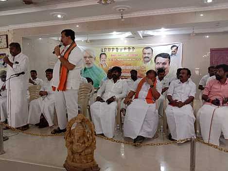 திருவாடானையில் பாஜக சாா்பில் வெள்ளிக்கிழமை நடைபெற்ற சட்டப்பேரவைத் தொகுதி தோ்தலுக்கான ஆலோசனை கூட்டம்.