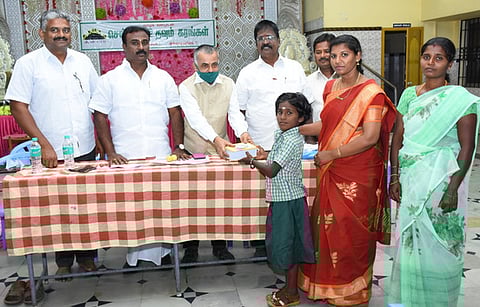 தொண்டு நிறுவனம் மாணவிகளுக்கு நிதியுதவி