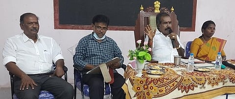 மன்னாா்குடியில் நடைபெற்ற ஒன்றியக் குழுக் கூட்டத்தில் பேசிய அதன் தலைவா் டி. மனோகரன்.