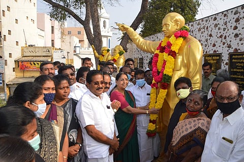 திமுக சார்பில் அண்ணா நினைவுநாளையொட்டி மாலை அணிவித்து மரியாதை