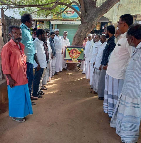 இளையான்குடியில் திமுக வினர் அண்ணா உருவப்படத்துக்கு மாலை அணிவித்து மரியாதை செலுத்தினர்.
