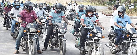 சங்ககிரி நெடுஞ்சாலைத்துறையின் சார்பில் புதன்கிழமை நடைபெற்ற இரு சக்கர வாகன பேரணியில் கலந்து கொண்டு சங்ககிரி லாரி உரிமையாளர்கள் சங்கப் பணியாளர்கள்.