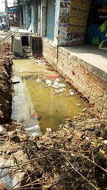 சங்ககிரி பழைய பேருந்து நிலையம் அருகே நிறுத்தப்பட்டுள்ள பணிகள்.