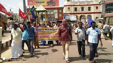 சிவகங்கை அரண்மனை வாசல் முன்பு 3-ஆவது நாளாக வியாழக்கிழமை மறியல் போராட்டத்தில் ஈடுபட்ட அரசு ஊழியா் சங்கத்தினா்.