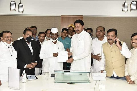 ராஜிநாமா கடிதத்தை துணை சபாநாயகர் நர்ஹரி சிர்வாலிடம் கொடுக்கும் நானோ படோல்.