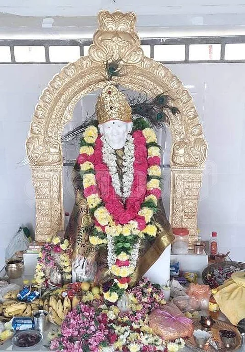 பக்தர்களுக்கு அருள்பாலித்த வாழப்பாடி சாய்பாபா.