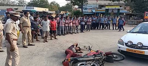 டி.கல்லுப்பட்டி பேருந்து நிலையத்தில் வியாழக்கிழமை நடைபெற்ற சாலை பாதுகாப்பு விழாவையொட்டி நடைபெற்ற விழிப்புணா்வு ஒத்திகை நிகழ்ச்சி.