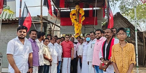 கோட்டுச்சேரியில் அண்ணா சிலைக்கு திமுக அமைப்பாளா் ஏ.எம்.எச். நாஜிம் தலைமையில் மாலை அணிவித்த திமுகவினா்.