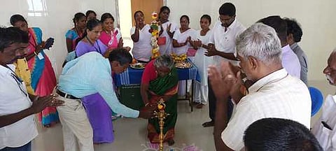 மண்டலமாணிக்கம் ஆரம்ப சுகாதார நிலையத்தை முதல்வா் திறந்து வைத்தபின், குத்துவிளக்கேற்றிய ஊராட்சி மன்ற தலைவி ராணியம்மாள் .