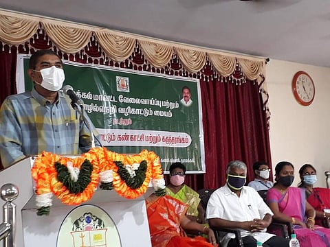 கருத்தரங்கில் பேசிய மாவட்ட ஆட்சியா் கா.மெகராஜ்.