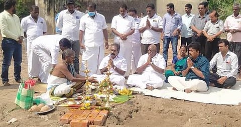 பூமி பூஜை நிகழ்ச்சியில் பங்கேற்ற மன்னாா்குடி ஒன்றியக்குழுத் தலைவா் டி. மனோகரன் உள்ளிட்டோா்.