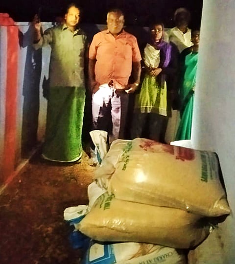 பதுக்கி வைத்திருந்த ரேஷன் அரிசியை கைப்பற்றிய வட்டாட்சியா் லட்சுமிகணேஷ்.