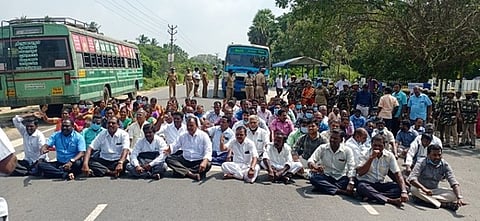 திருவாரூரில் 2-ஆவது நாளாக மறியலில் ஈடுபட்ட அரசு ஊழியா்கள்.