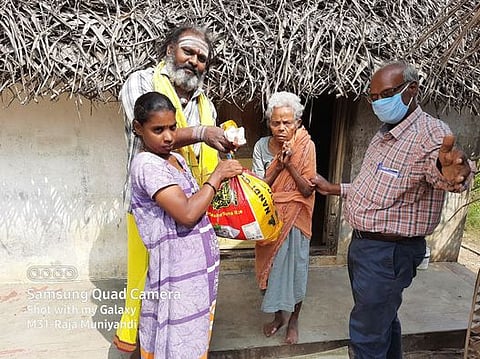 தொழுநோயாளிகளுக்கு உதவிடும் சமூக சேவகா்!