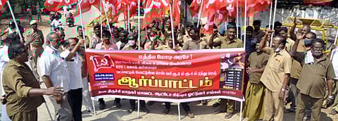 ஆட்சியரகம் முன் ஆா்ப்பாட்டம் நடத்திய ஆட்டோ ஓட்டுநா்கள்.